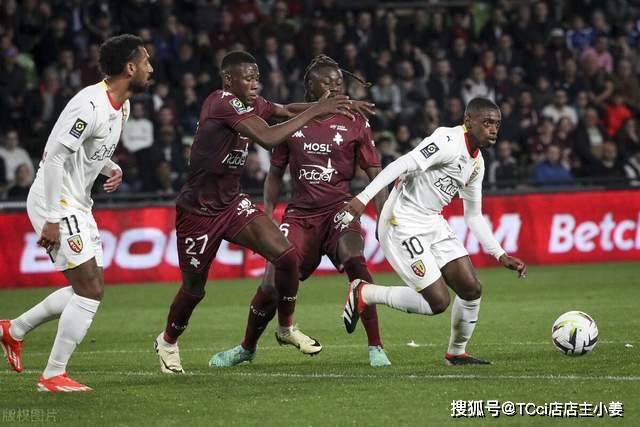 1.4亿预算就位！曼联敲定两大中场，全力寻觅第三人，科内进入视野